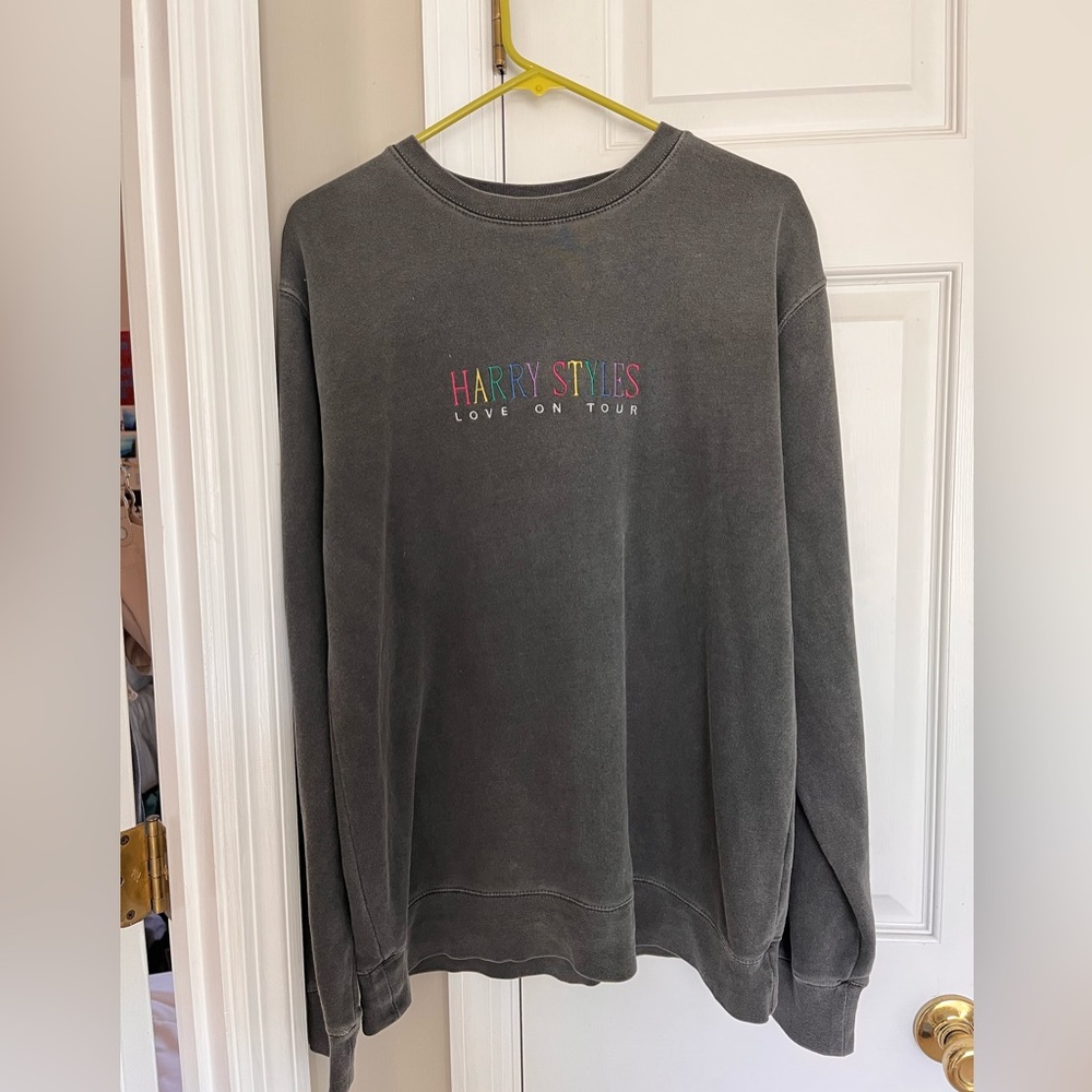 HARRY STYLES love on tour sweatshirt